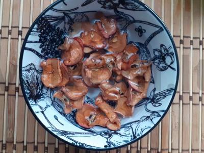 Juodasis arbata su džiovintais obuoliais Žingsnis 1