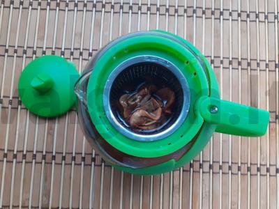 Juodasis arbata su džiovintais obuoliais Žingsnis 2