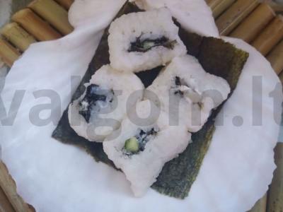 Rulonai su agurkais ir varškės sūriu pagrindine nuotrauka