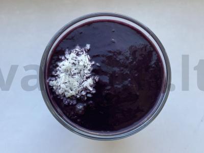 Mėlynių kokteilis su kokosų drožlėmis pagrindine nuotrauka