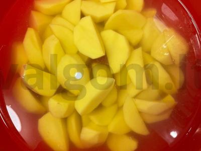 Kiaulienos šonkauliai lėtoje viryklėje su bulvėmis Žingsnis 3