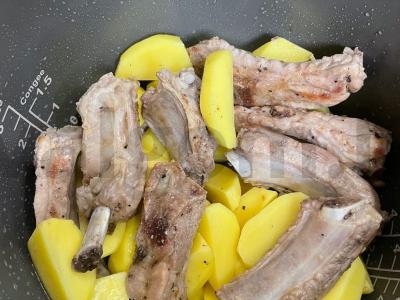 Kiaulienos šonkauliai lėtoje viryklėje su bulvėmis Žingsnis 5