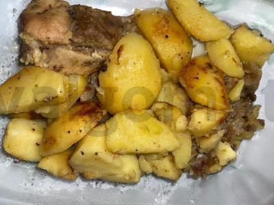 Kiaulienos šonkauliai lėtoje viryklėje su bulvėmis pagrindine nuotrauka