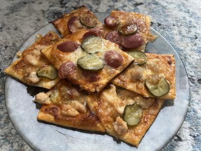 Picos „Asorti“ ant sluoksniuoto tešlos pagrindine nuotrauka