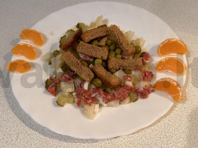 Salotas „Fantazija“ su mandarinų pagrindine nuotrauka