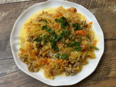 Troškinta kopūstai su kalakutienos faršu ir pomidorų pasta pagrindine nuotrauka