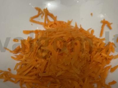 Kopūstų, morkų ir žolelių salotas Žingsnis 1