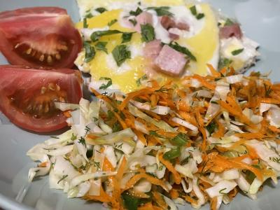 Kopūstų, morkų ir žolelių salotas pagrindine nuotrauka