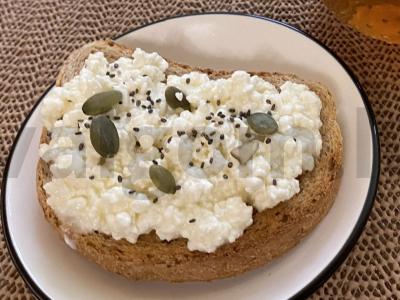 Tostai su varške ir saldžiuoju pienu pagrindine nuotrauka