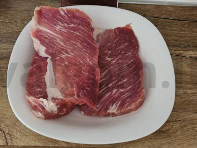 Kiaulienos steikas su konservuotais ananasais Žingsnis 1