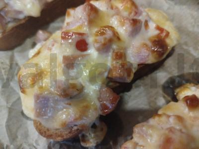 Karšti sumuštiniai su dešra ir sūriu orkaitėje pagrindine nuotrauka