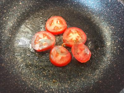 Skanūs skrudinti sumuštiniai su pomidorais ir ikrais pusryčiams Žingsnis 1