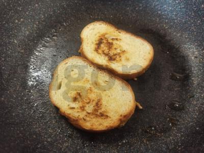 Skanūs skrudinti sumuštiniai su pomidorais ir ikrais pusryčiams Žingsnis 2