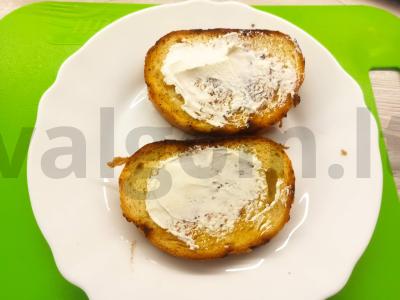 Skanūs skrudinti sumuštiniai su pomidorais ir ikrais pusryčiams Žingsnis 3