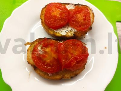 Skanūs skrudinti sumuštiniai su pomidorais ir ikrais pusryčiams Žingsnis 4