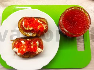 Skanūs skrudinti sumuštiniai su pomidorais ir ikrais pusryčiams Žingsnis 5