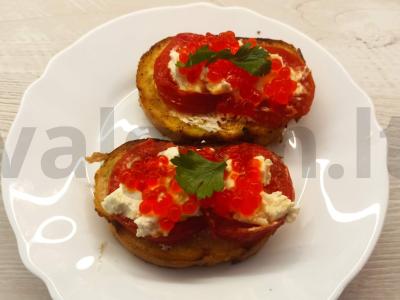 Skanūs skrudinti sumuštiniai su pomidorais ir ikrais pusryčiams pagrindine nuotrauka