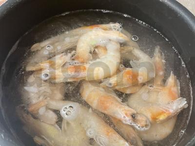 Lengvas salotas su Pekino kopūstu ir krevetėmis Žingsnis 2