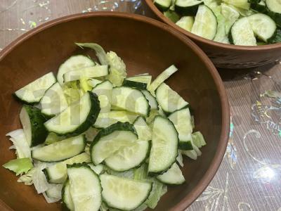 Lengvas salotas su Pekino kopūstu ir krevetėmis Žingsnis 3