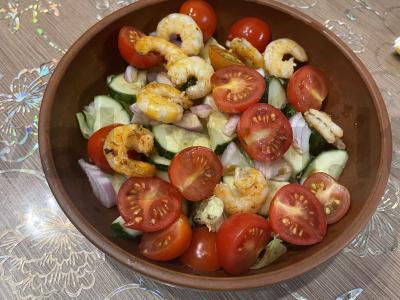 Lengvas salotas su Pekino kopūstu ir krevetėmis pagrindine nuotrauka