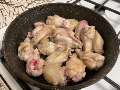 Kepti vištienos sparneliai sojų padaže ir prieskoniuose Žingsnis 2