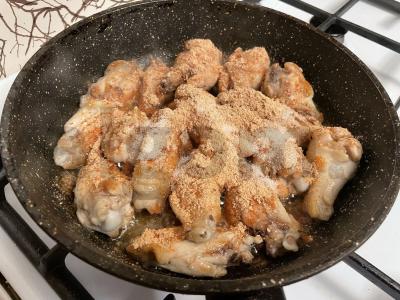 Kepti vištienos sparneliai sojų padaže ir prieskoniuose Žingsnis 3