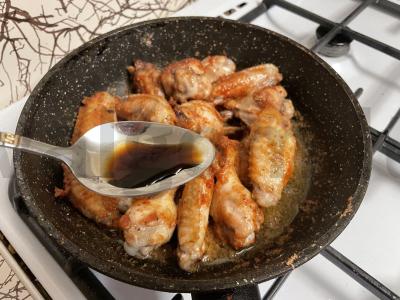 Kepti vištienos sparneliai sojų padaže ir prieskoniuose Žingsnis 4