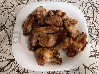 Kepti vištienos sparneliai sojų padaže ir prieskoniuose pagrindine nuotrauka