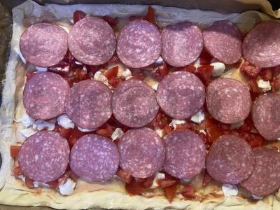 Kvapni pica su Krasnodaro padažu ir rūkytomis dešromis Žingsnis 4