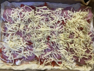 Kvapni pica su Krasnodaro padažu ir rūkytomis dešromis Žingsnis 5