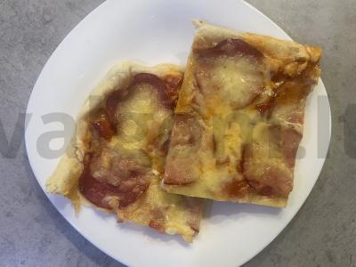 Kvapni pica su Krasnodaro padažu ir rūkytomis dešromis pagrindine nuotrauka