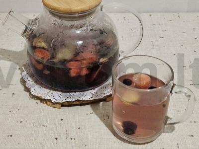 Arbata su uogomis ir mėtomis pagrindine nuotrauka