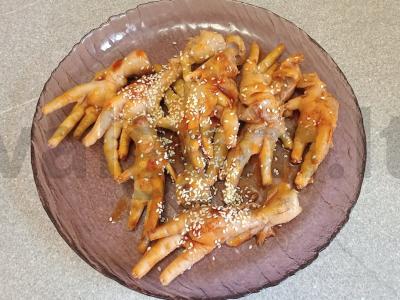 Aštrūs vištienos pėdų su medumi pagrindine nuotrauka