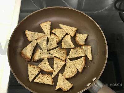 Lengvas salotas su ruginių skrebučiais Žingsnis 1