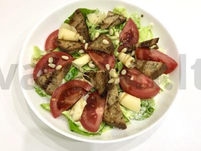 Lengvas salotas su ruginių skrebučiais pagrindine nuotrauka