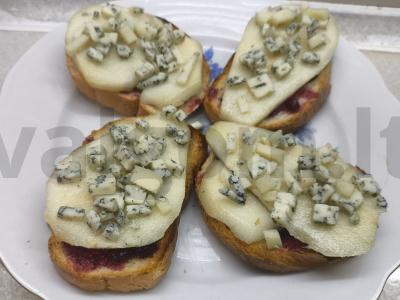 Sumuštiniai su spanguolių uogiene ir mėlynuoju sūriu pagrindine nuotrauka