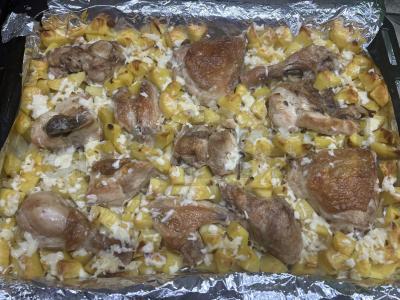 Kepta vištiena su bulvėmis pagrindine nuotrauka