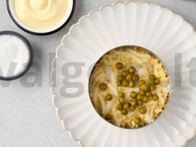 Sluoksniuotas salotas „Moteriška silpnybė“ su krabų lazdelėmis Žingsnis 4