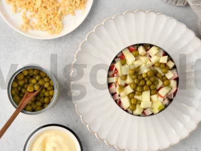 Sluoksniuotas salotas „Moteriška silpnybė“ su krabų lazdelėmis Žingsnis 5