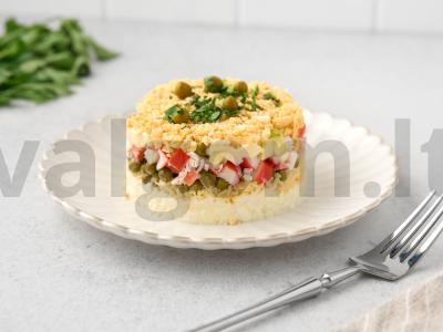 Sluoksniuotas salotas „Moteriška silpnybė“ su krabų lazdelėmis pagrindine nuotrauka