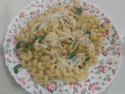 Makaronai su lengvu sūriu ir žolelėmis pagrindine nuotrauka