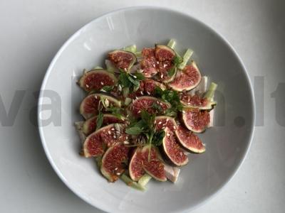 Kalakutiena su figomis ir baziliku pagrindine nuotrauka