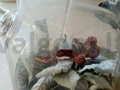 Vitaminų arbata su aviečių lapais ir džiovintomis braškėmis Žingsnis 5