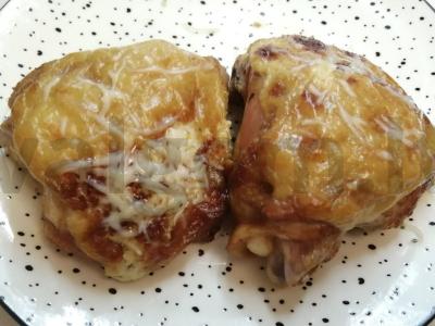 Vištienos šlaunelės po sūrio-garstyčių apvalkalu pagrindine nuotrauka