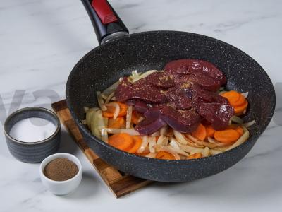 Baltoji pupelė su kepenimis ir daržovėmis Žingsnis 3