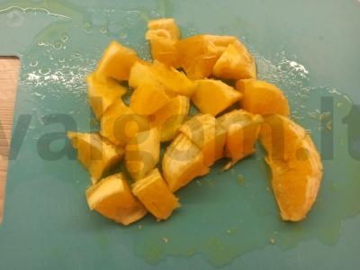 Apelsinų ir spanguolių smoothie Žingsnis 1