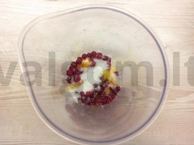 Apelsinų ir spanguolių smoothie Žingsnis 2