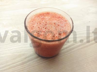 Apelsinų ir spanguolių smoothie pagrindine nuotrauka