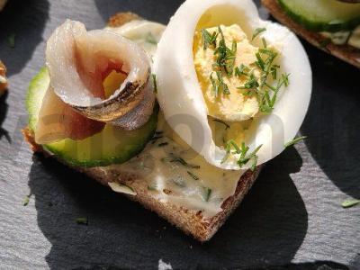 Kanapės su silkėmis ir garstyčiomis pagrindine nuotrauka