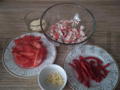 Salotas „Gaivumas“ iš pomidorų, paprikos ir krabų lazdelės Žingsnis 1